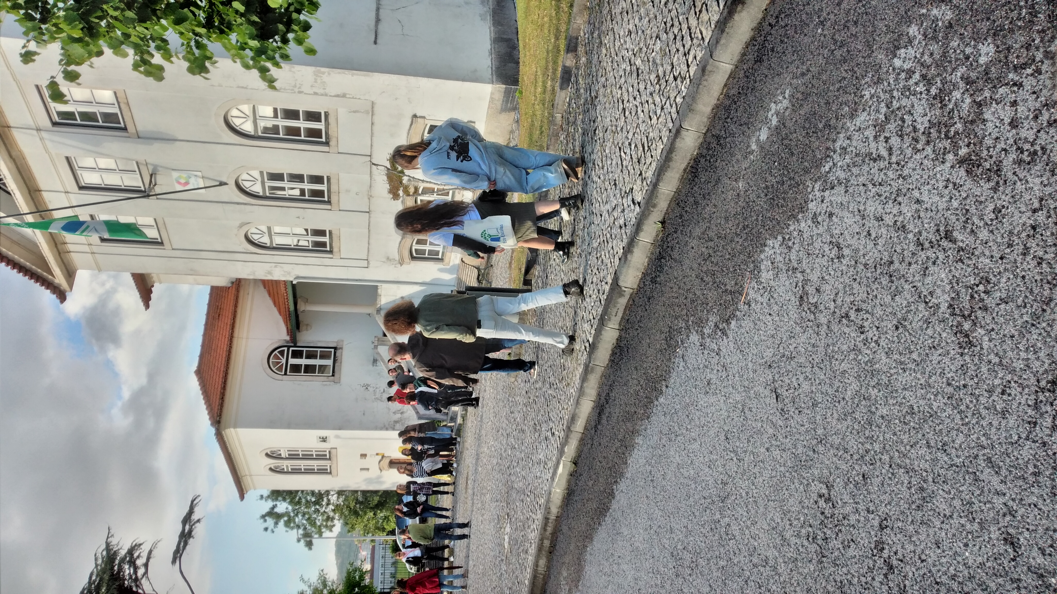 Caminha entre a escola e o Centro Qualifica.