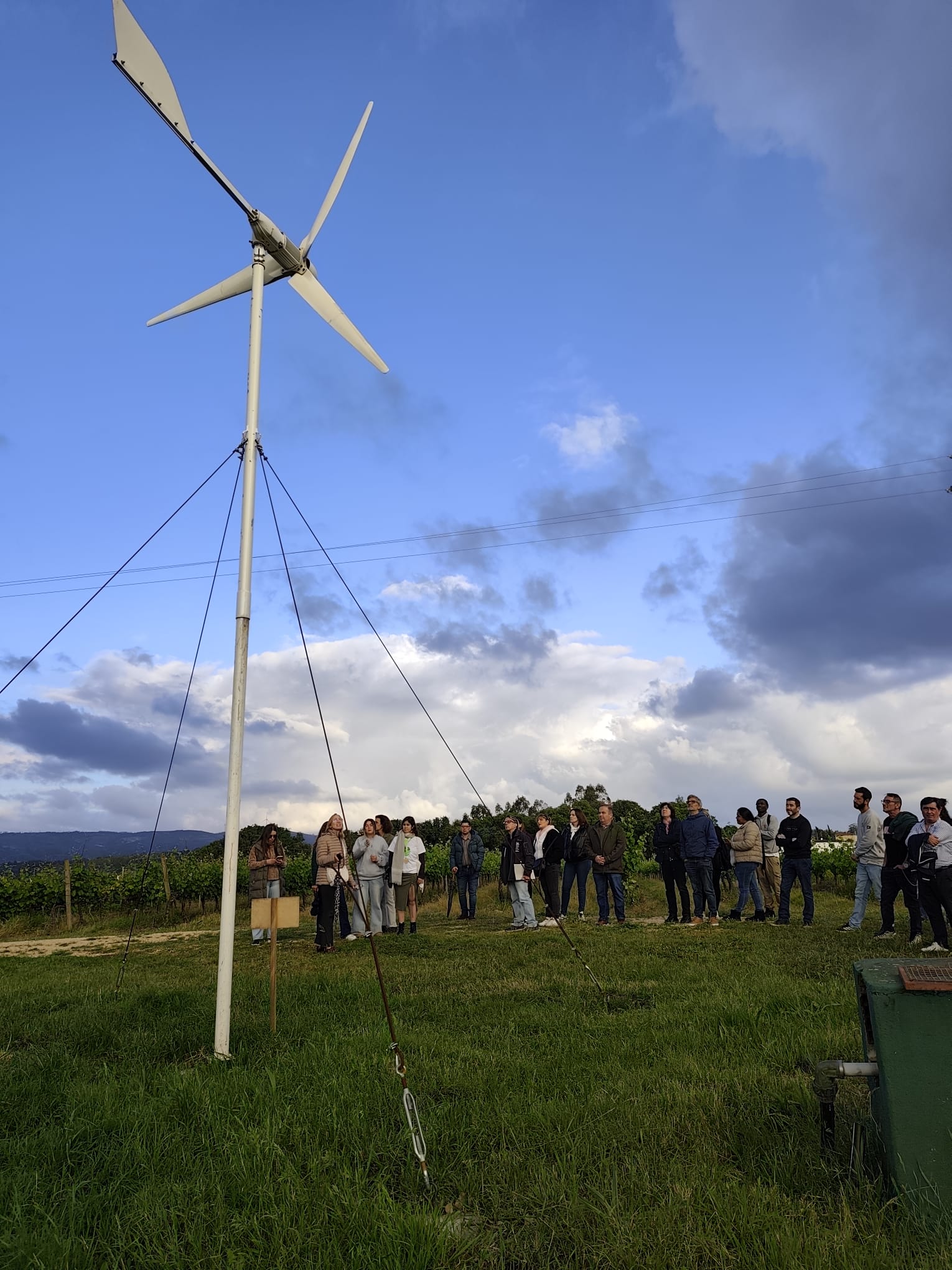 Continuação da caminhada com passagem pela nossa escola e apresentação da nova turbina eólica.