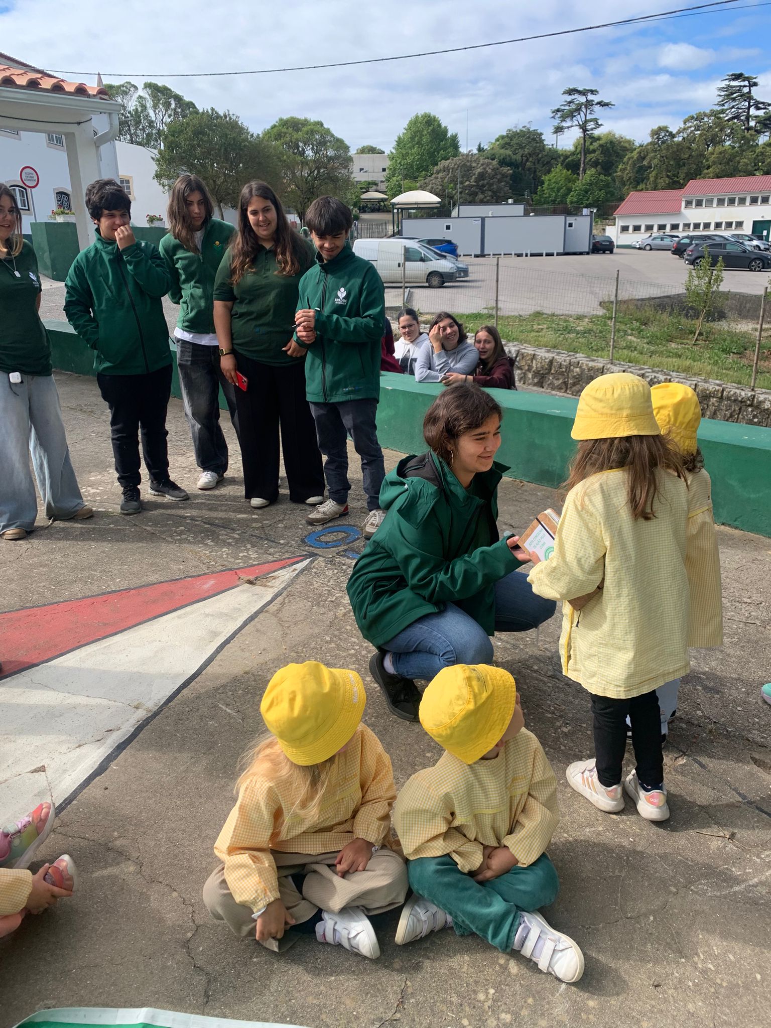 Entrega do testemunho pelas crianças aos Delegados do Ambiente.