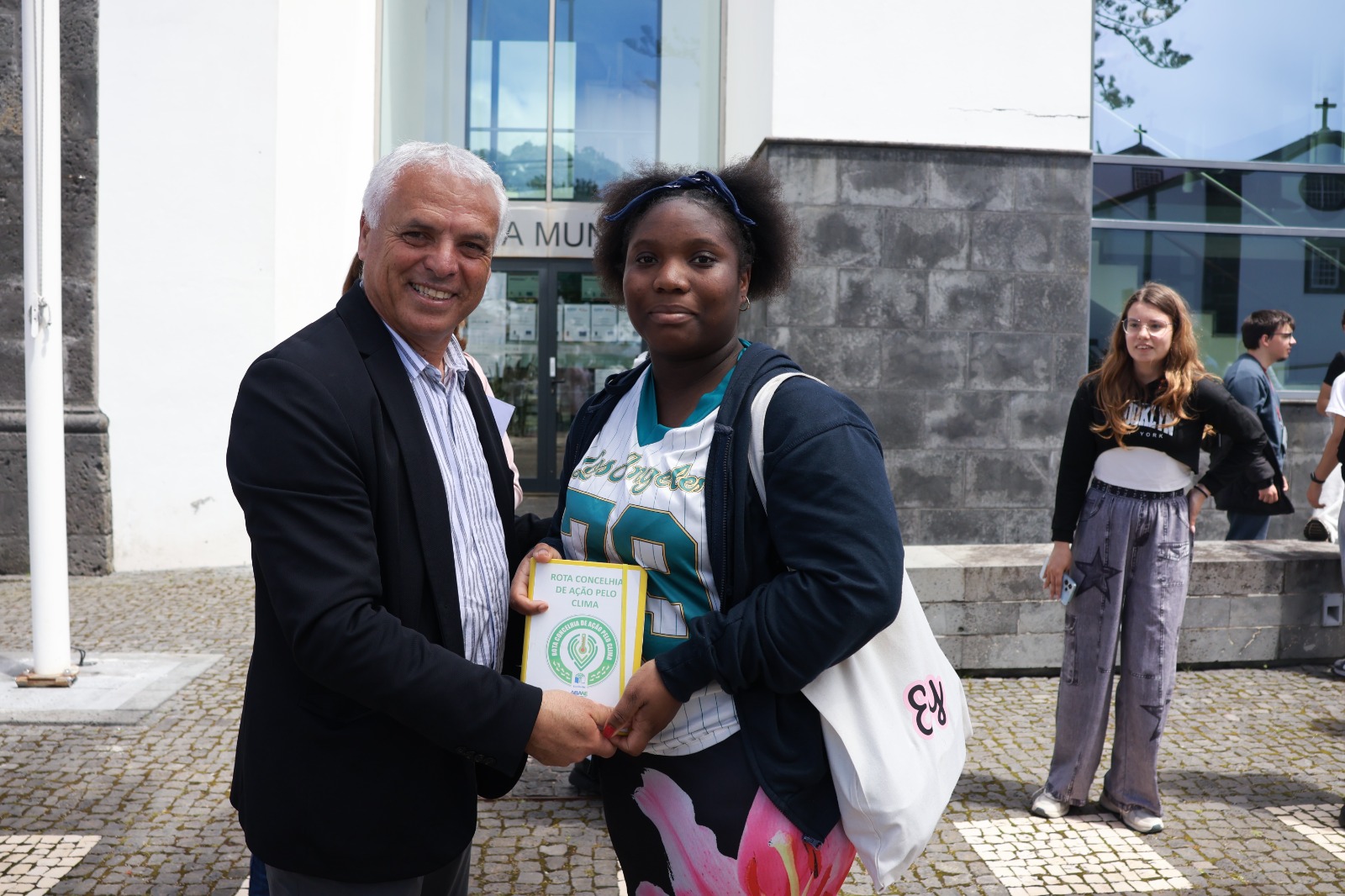 Entrega do caderno de compromissos ao Sr. Vice Presidente da Câmara Municipal da Madalena