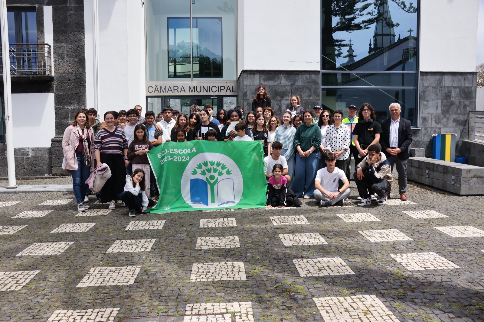 Foto de grupo com alunos/as e representantes do Município e de ambas as eco-escolas