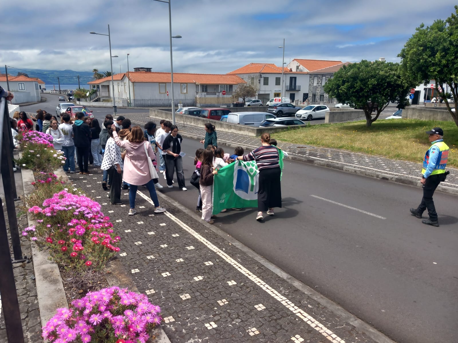 Concentração fora da Escola Profissional do Pico