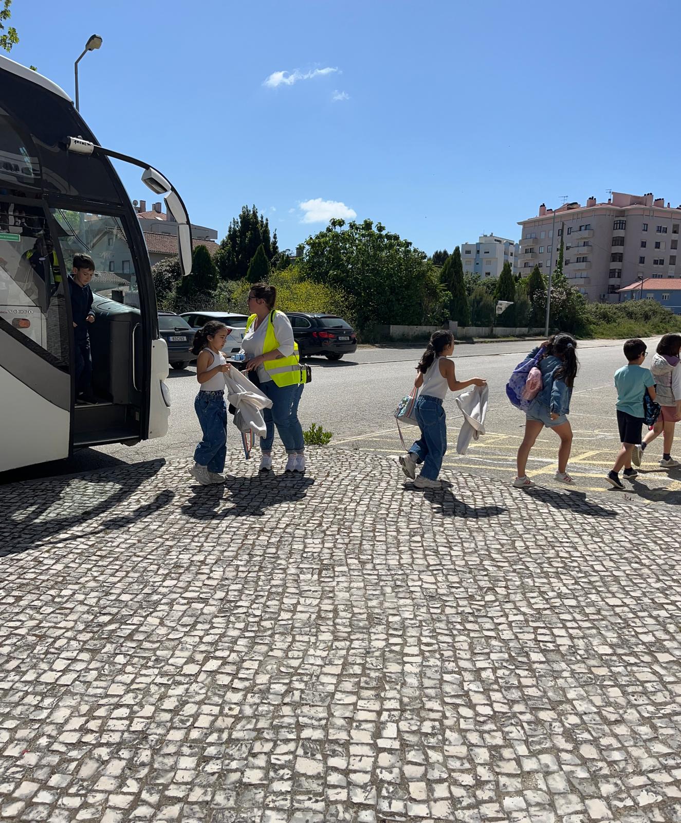 Chegada dos alunos da EB de Turquel às Piscinas