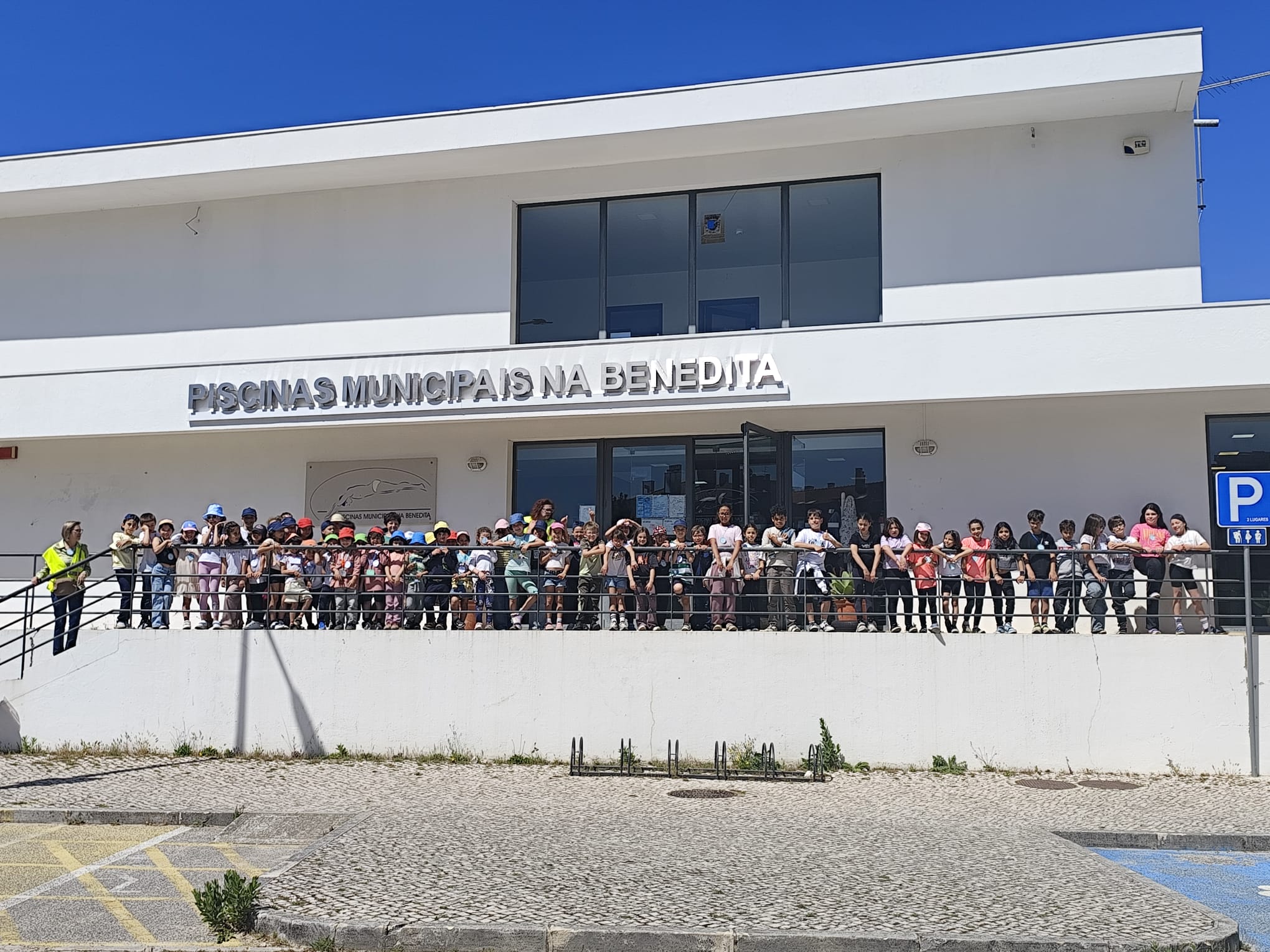 Grupo de alunos da EB1 da Benedita à chegada às piscinas