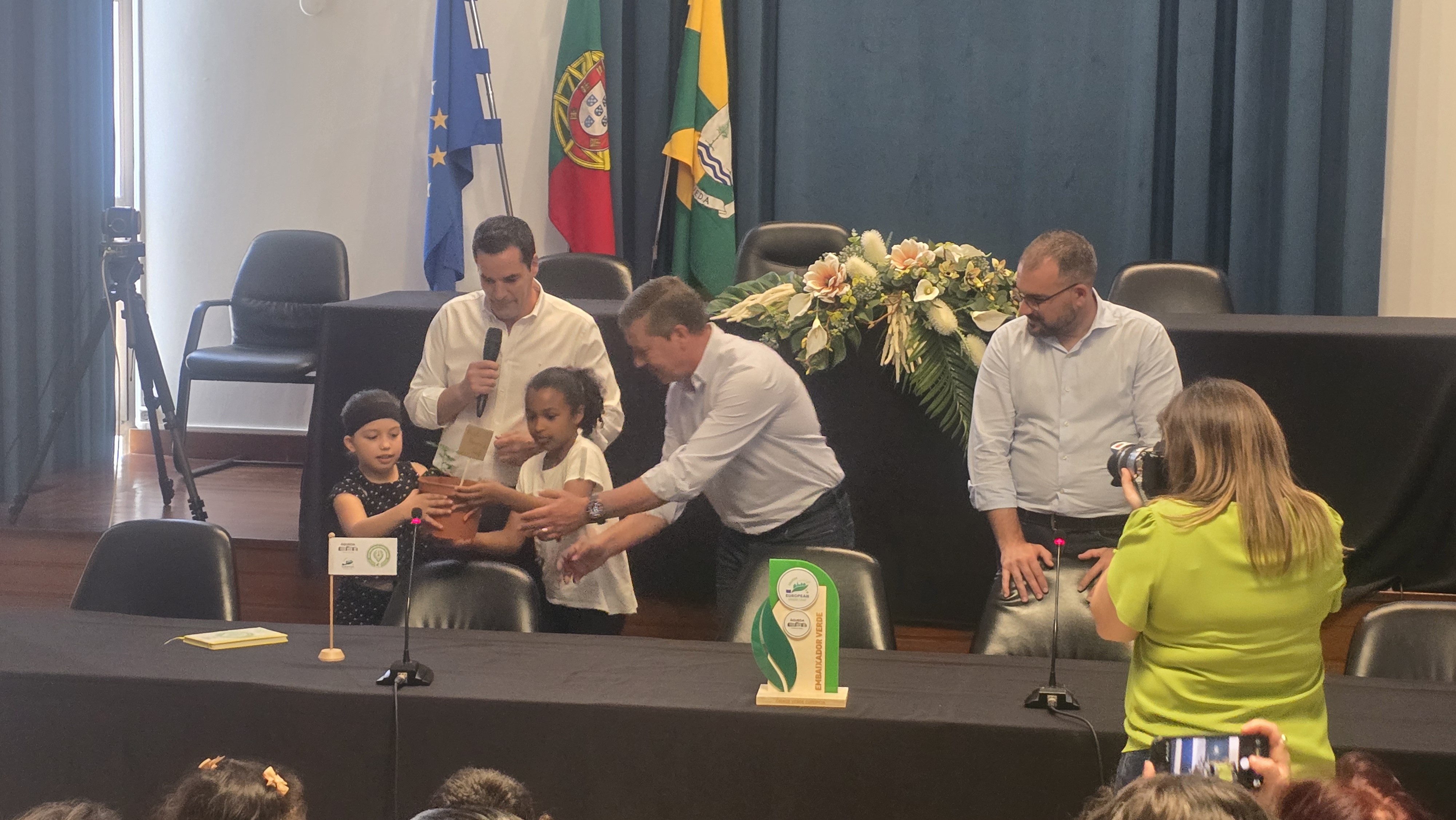 Entrega de um carvalho à Câmara Municipal