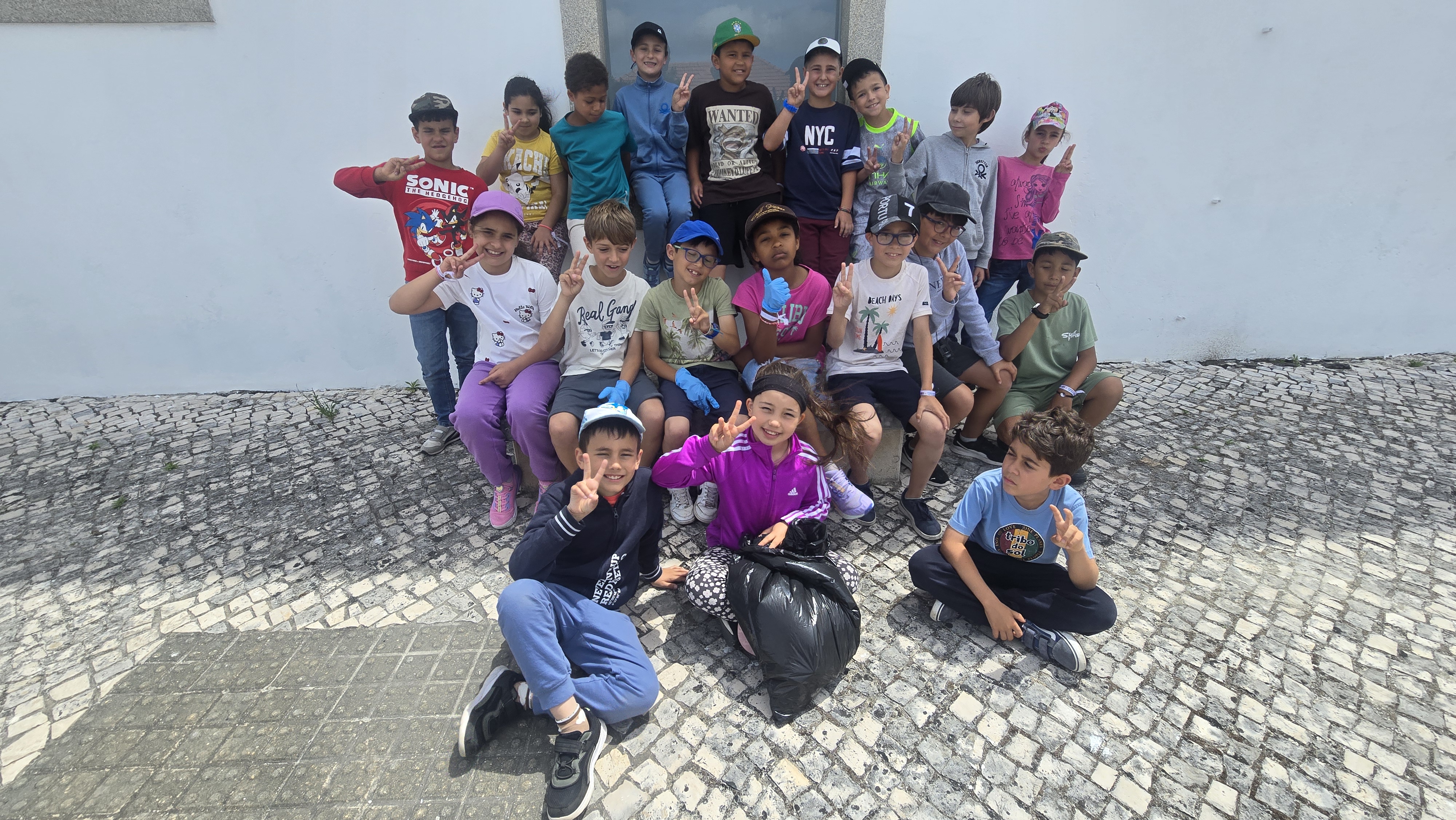 turma feliz após a recolha de lixo