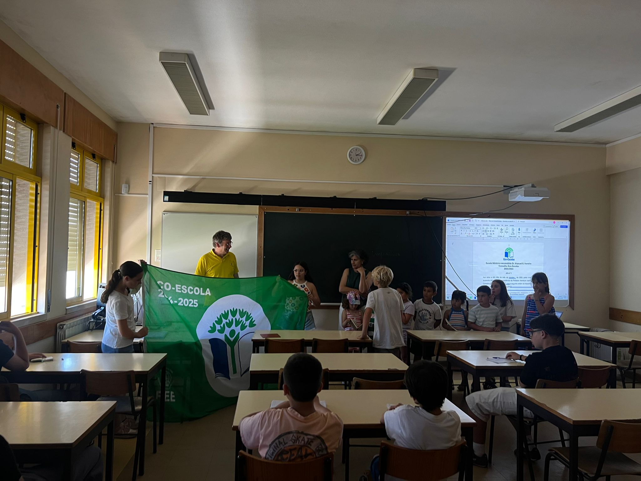 Entrega do livro/testemunho da Rota Concelhia de Ação pelo Clima, breve apresentação apresentação do trabalho desenvolvido na nossa escola aos representantes dos alunos da escola secundária.