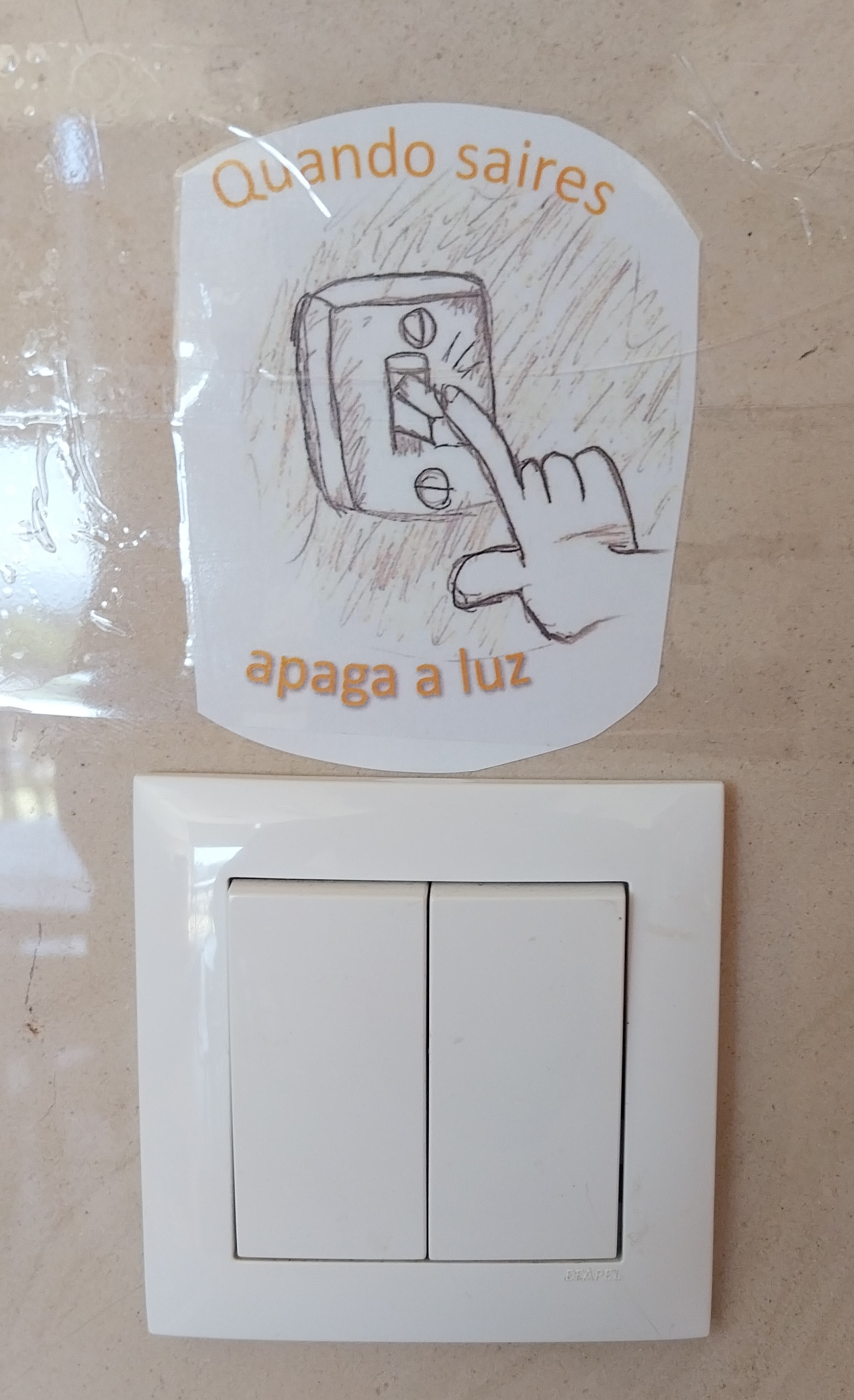 etiquetas colocadas sobre os interruptores