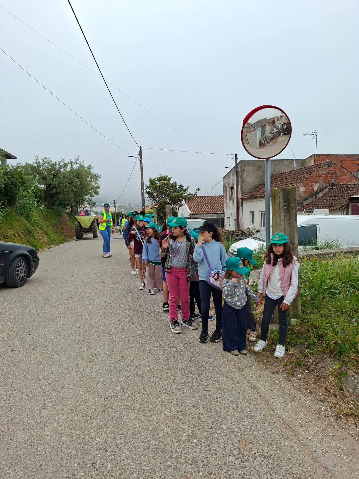A primeira etapa da caminhada, onde ainda existe algum trânsito. <br />
Os alunos do 4.º ano ajudaram as crianças do JI durante o caminho.