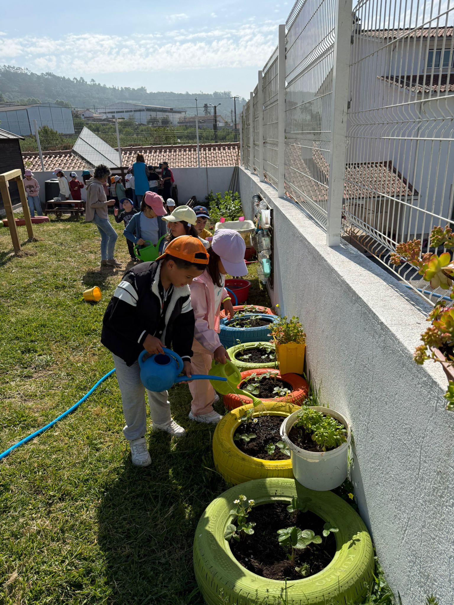 O primeiro desafio - Redução do consumo de água: regar com um regador em substituição da mangueira.