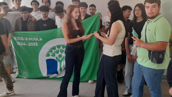 Entrega do nosso testemunho, caderno com os nossos compromissos e bandeira da Rota Concelhia à Escola Oficinas do INA em Areias.