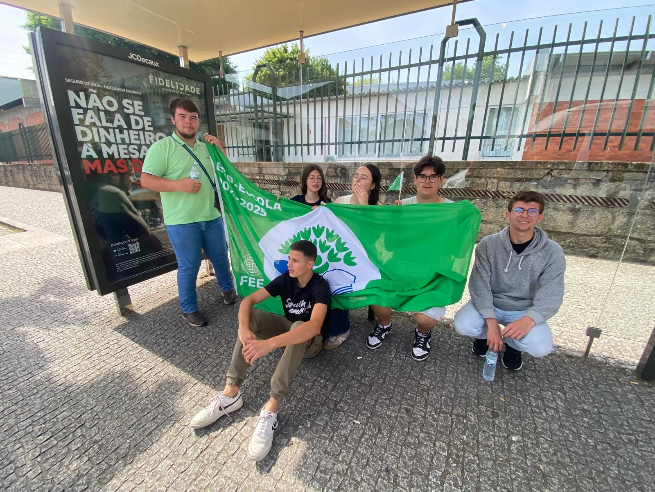 A deslocação foi realizada de autocarro de transportes públicos desde a paragem em frente à Pantir em Santo Tirso, até a escola Oficinas do INA. Foi uma agradável viagem de grupo: 2 professores e 6 alunos do 1º ano de Agropecuária.