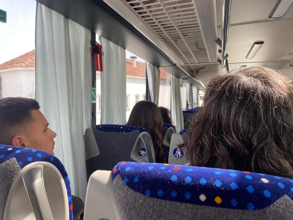 Durante a viagem, que demorou cerca de 7 minutos, contamos os semáforos. 2 no total atá à paragem da Escola Oficinas do INA.