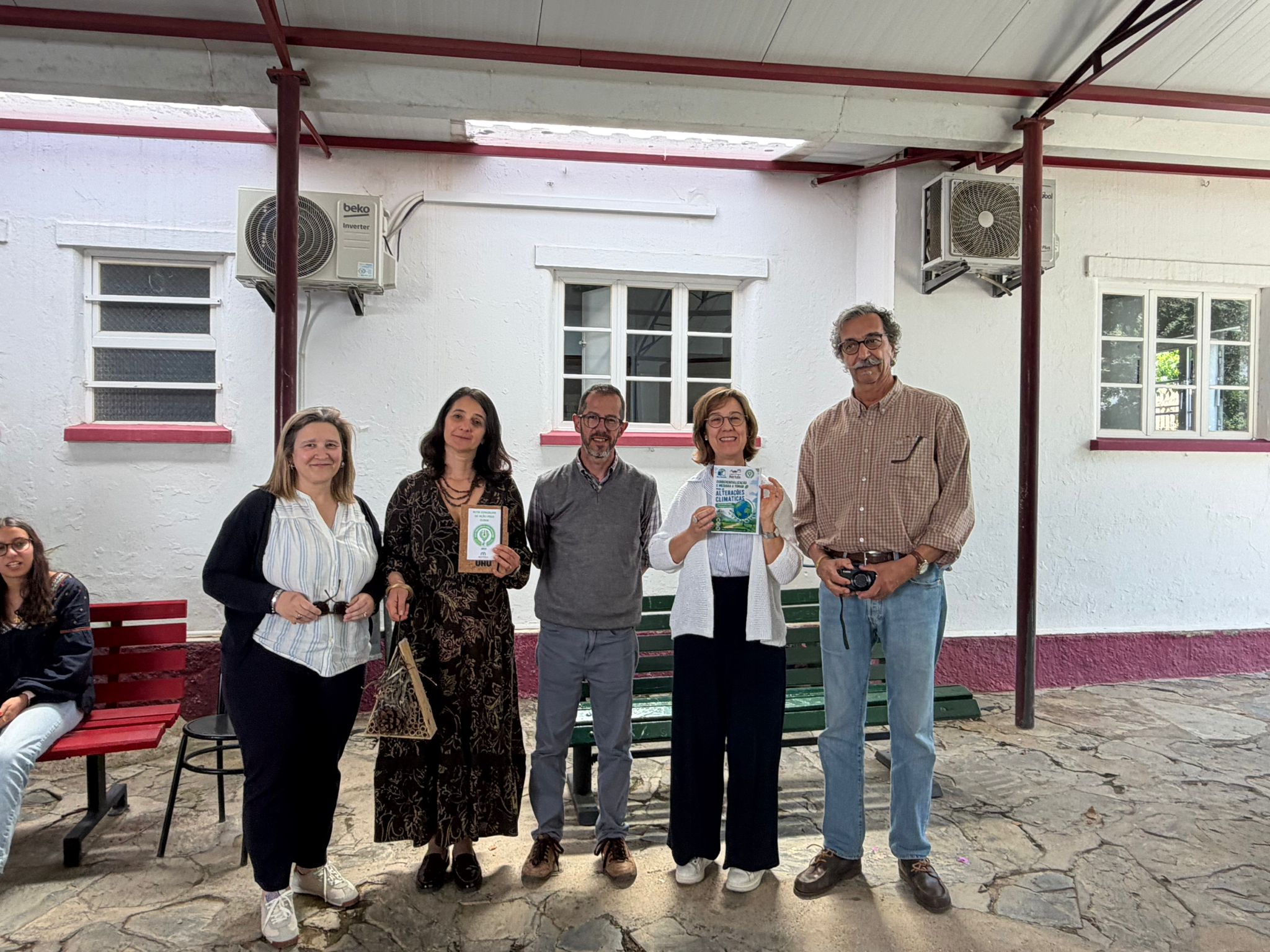 Entrega do caderno de compromissos, folheto informativo e uma oferta ecológica....um hotel para insetos, à ALSUD- Mértola.