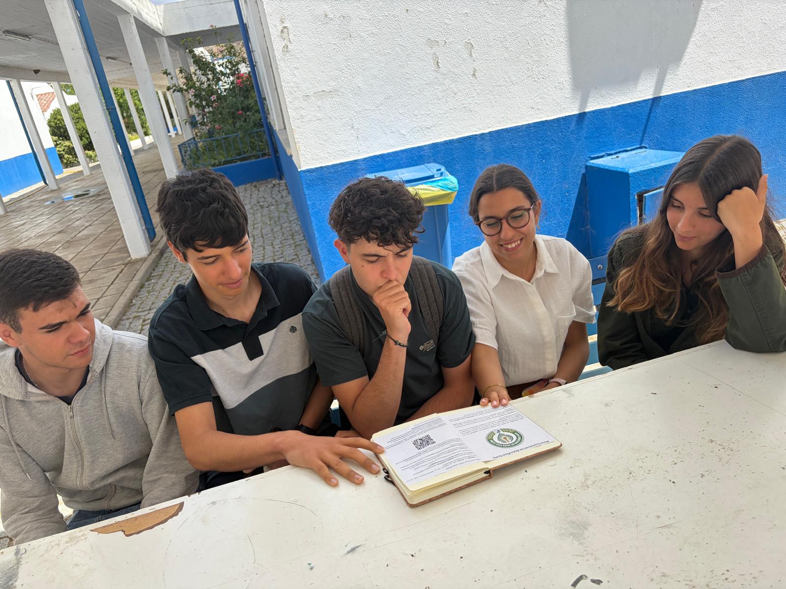 Os alunos a planificar e preparar o caderno e compromissos. Escola Básica e Secundária de São Sebastião de Mértola.