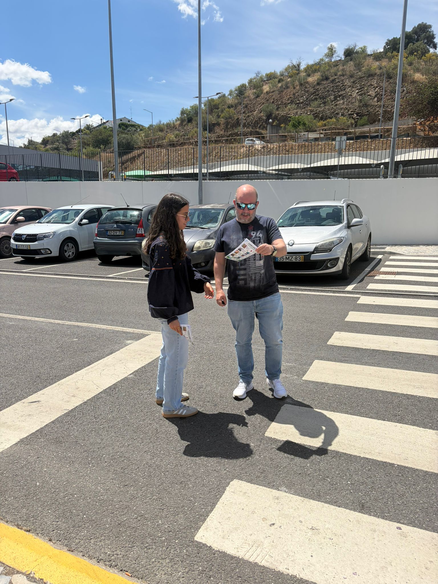 Durante a deslocação até à ALSUD, foram distribuídos panfletos informativos sobre a consciencialização e medidas a tomar para as alterações climáticas.
