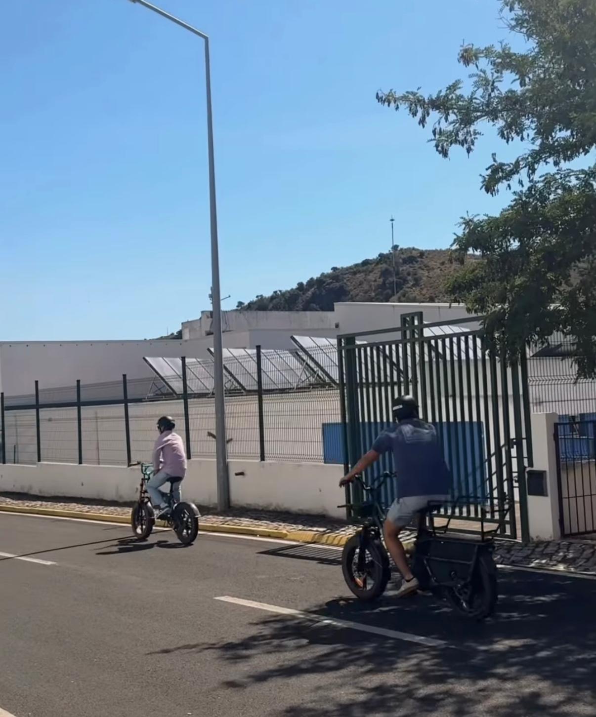 Deslocação da ALSUD à Escola Básica de Mértola utilizando bicicletas elétricas.