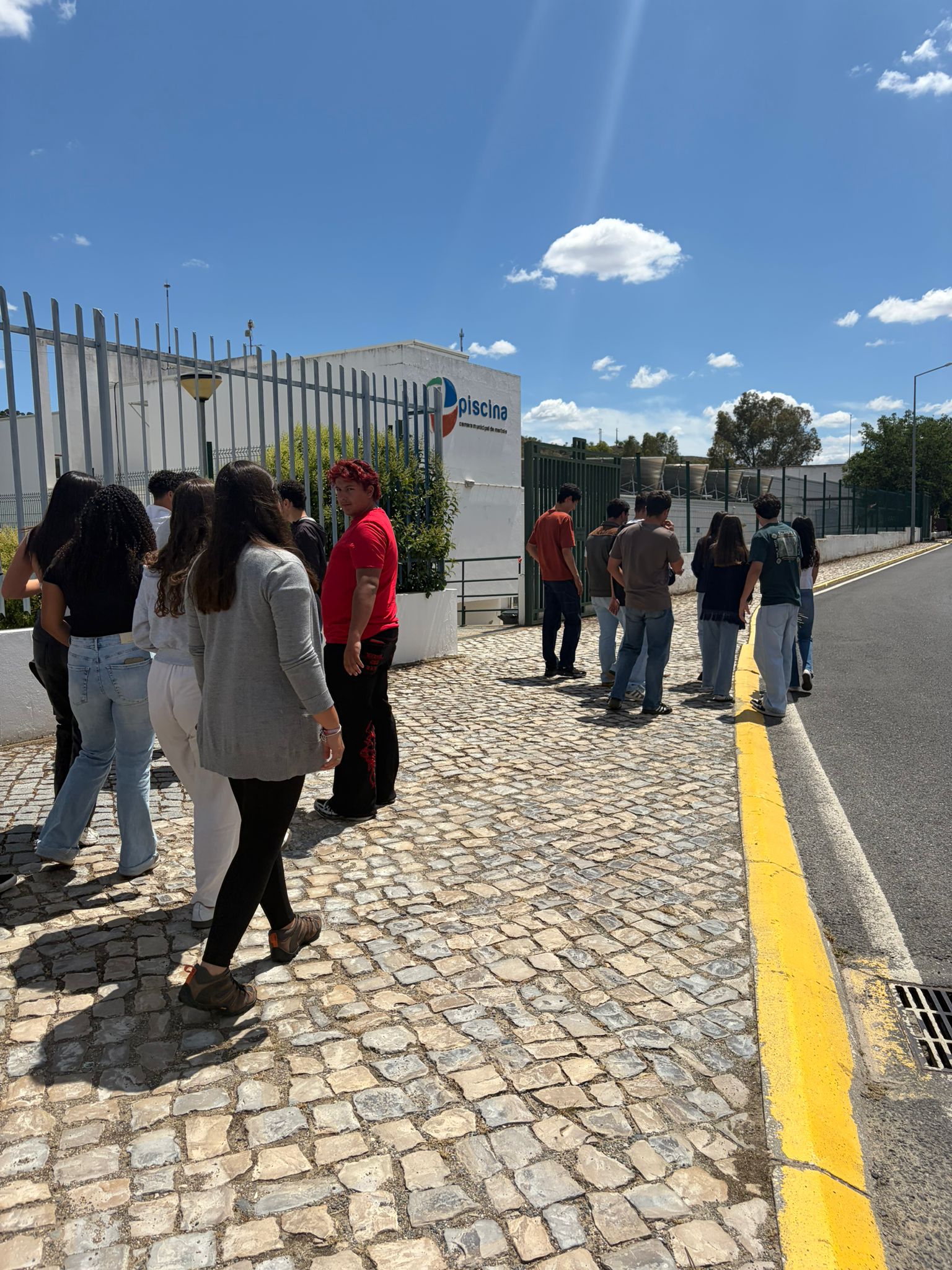 Deslocação a pé, até à escola profissional ALDUD, pelos alunos, professores e Coordenadora do Programa Eco-Escolas.