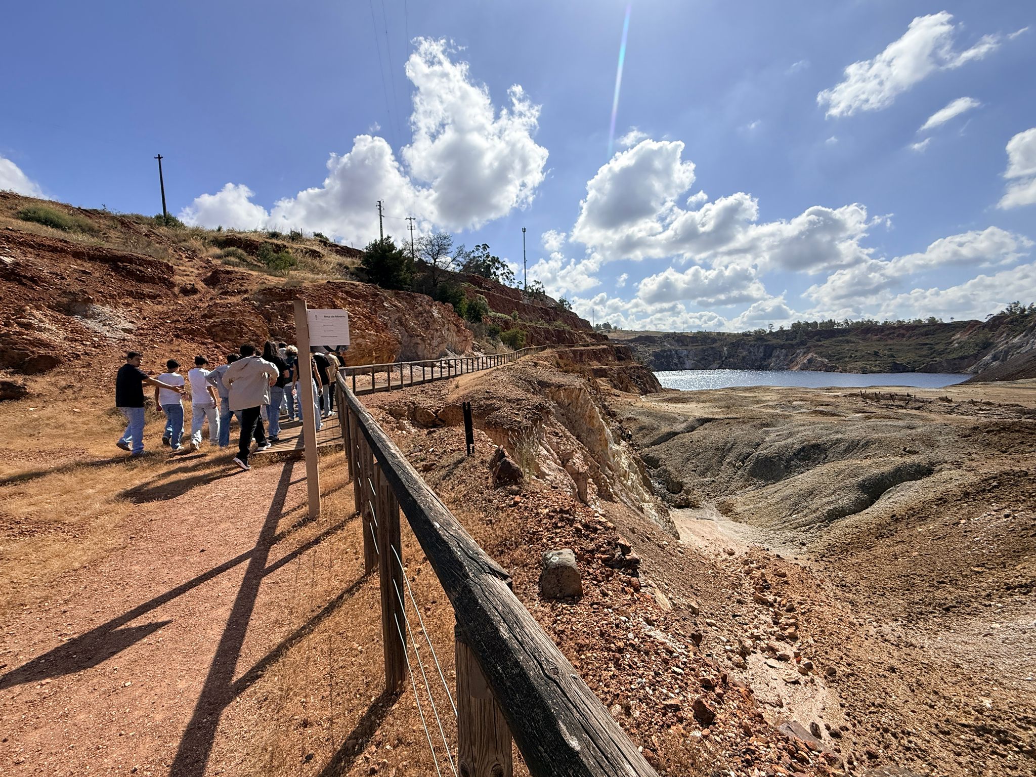 Um dia na Mina... ação de educação ambiental, patrimonial e artística na Mina de São Domingos, promovendo a valorização do património natural, histórico e cultural da região.