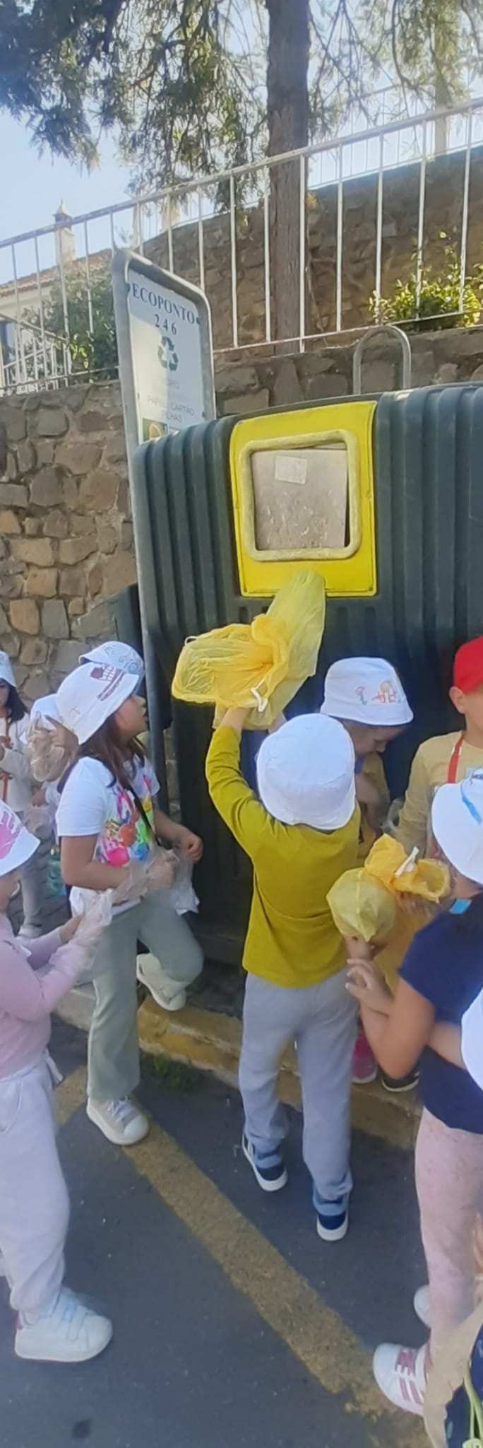 Exploração sobre a localização das várias ilhas de ecopontos distribuídos pela Vila de Mértola. Reciclagem diária de embalagens dos lanches e de restos de papel das suas produções.