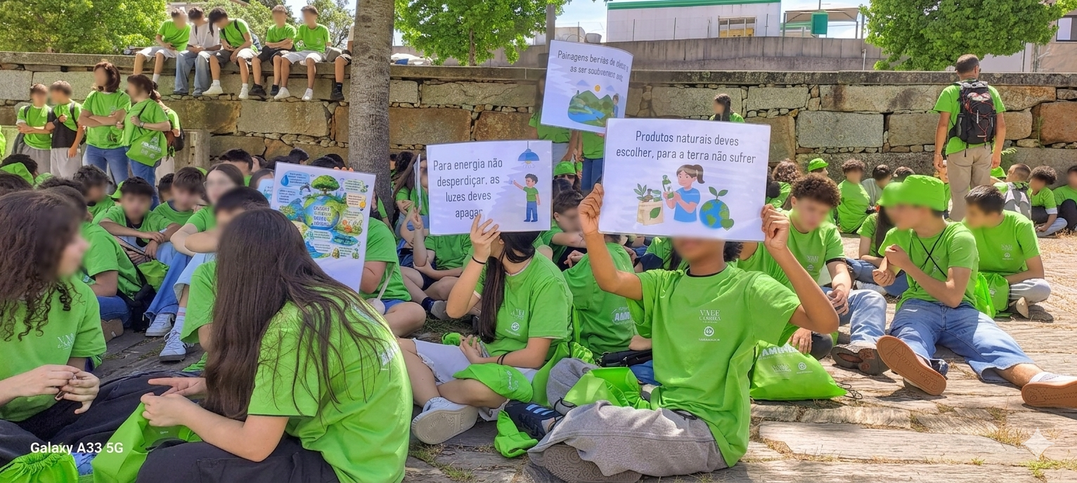 Fotos dos alunos da Escola Básica de Dairas a mostrar o eco-código.