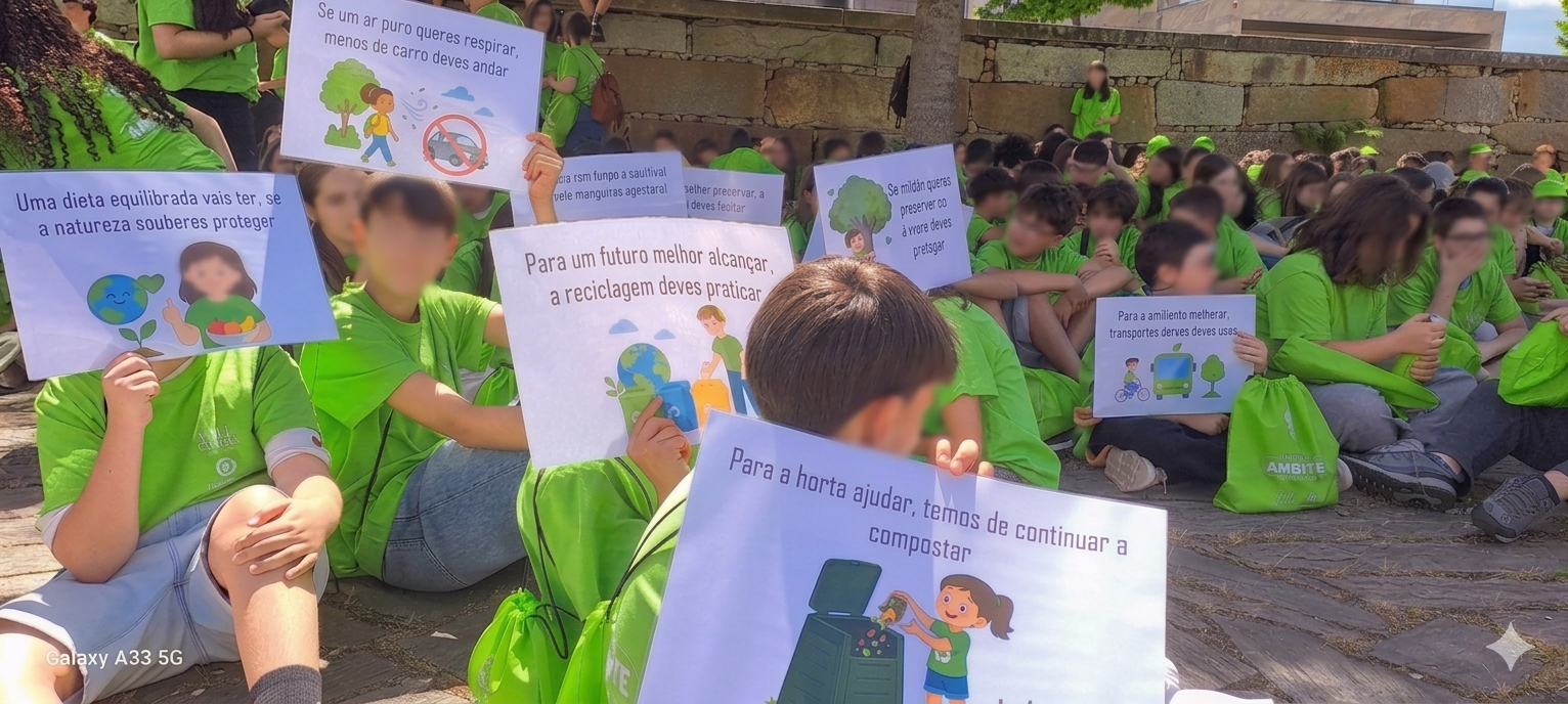 Fotos dos alunos da Escola Básica de Dairas a mostrar o eco-código.